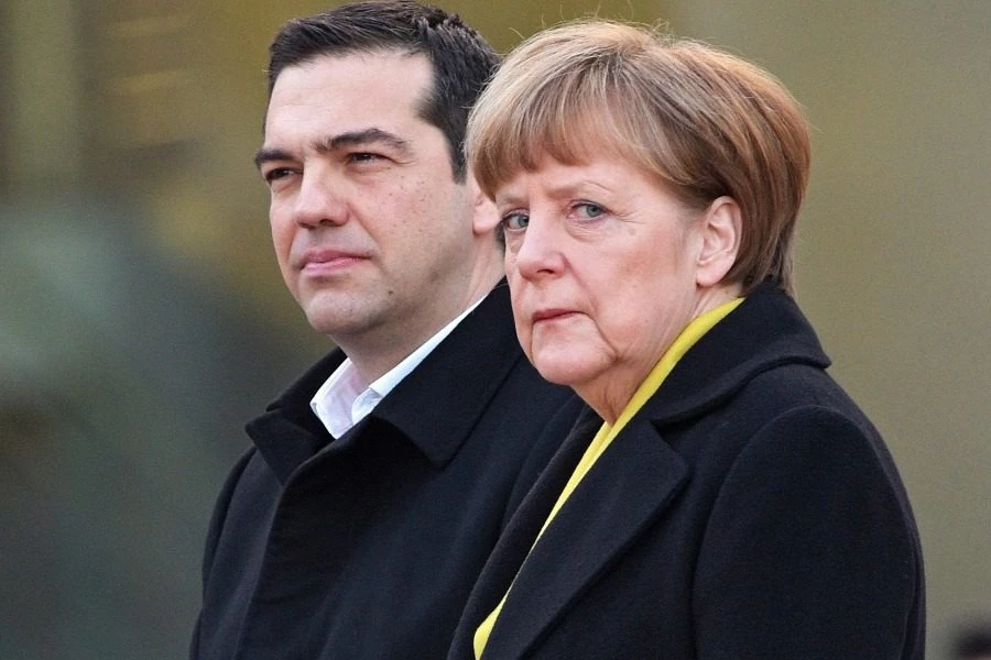 Γερμανικά ΜΜΕ: «Το πρόβλημα που αντιμετωπίζει η Γερμανία στο προσφυγικό συνδέεται άμεσα με την Ελλάδα και με το χρέος»